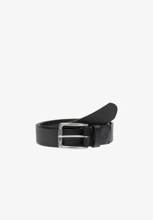 Zwarte leren riem met textuur, voorzien van een zilveren rechthoekige gesp en een reliëflogo nabij de gesp, opgerold op een witte achtergrond.