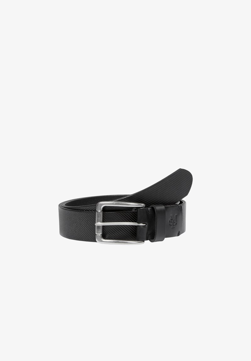Ceinture en cuir noir texturé avec une boucle rectangulaire en argent et un logo embossé près de la boucle, enroulée sur un fond blanc.