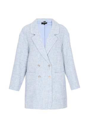 Hellblauer, strukturierter, doppelreihiger Blazer mit breiten Revers, zwei Vorderentaschen und silbernen Knöpfen, dargestellt vor weißem Hintergrund.