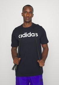 adidas Sportswear ESSENTIALS SINGLE LINEAR EMBROIDERED - Apdrukāts T-krekls - legend ink/white