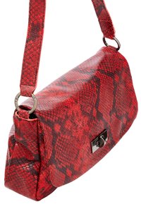 Borsa a tracolla in pelle di serpente rossa, con forma piatta, dotata di chiusura magnetica, una sola tracolla e superficie texture. Presenti dettagli in metallo argentato.
