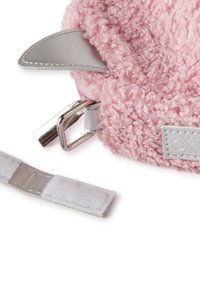 Růžová nadýchaná taška z texturované látky s šedými koženými doplňky, včetně zipu a stříbrné kovové spony. Ukázán pásek na suchý zip.