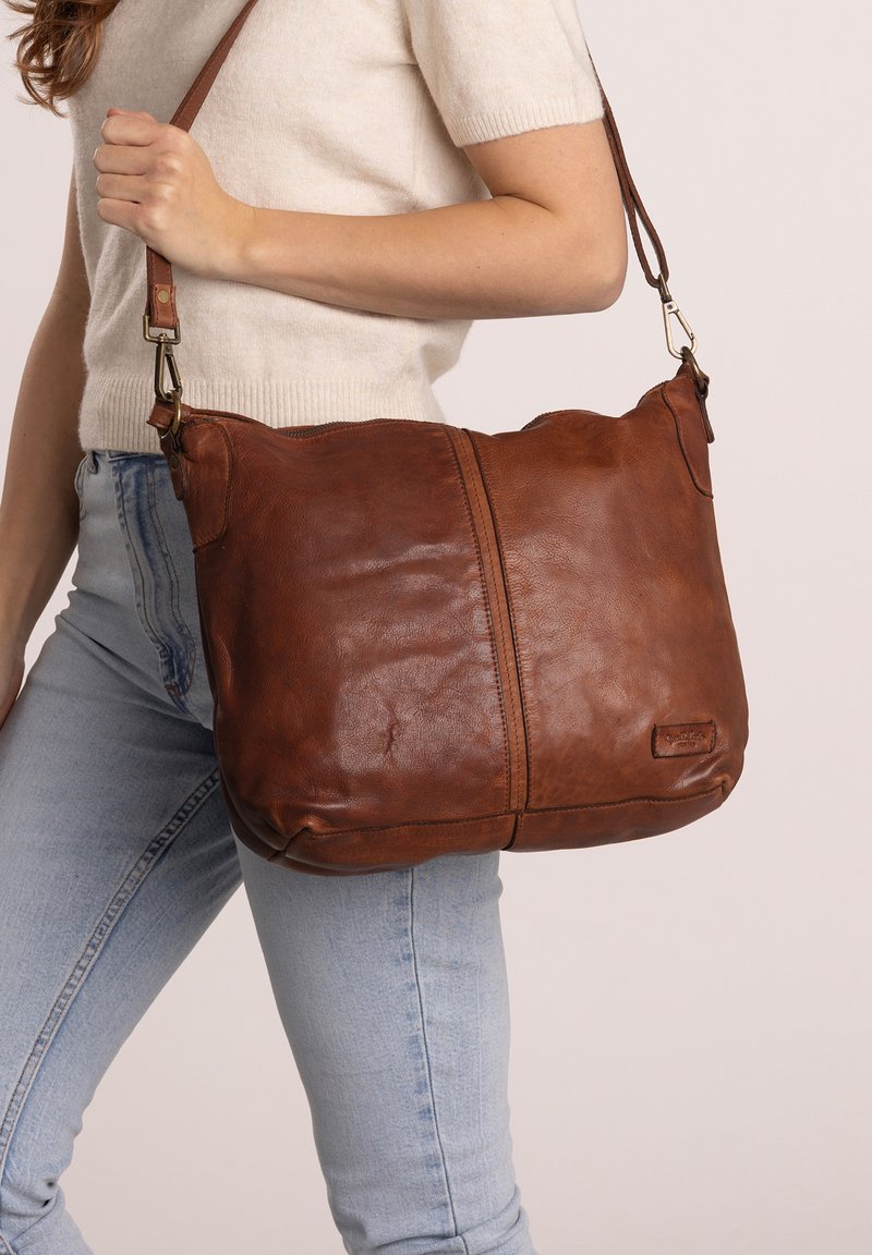 Braune Leder-Schultertasche mit einer weichen, strukturierten Oberfläche, zentraler Naht, verstellbarem Trageriemen und einem Reißverschluss.