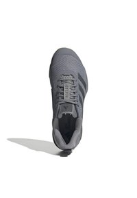 Chaussure de sport grise avec une tige en maille respirante, un bout arrondi, une semelle rembourrée et un détail signature à trois rayures sur le côté.