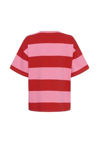 Rød og pink stribet kortærmet t-shirt med rund hals; har brede striber af lige bredde, der skiftevis er i de to farver.