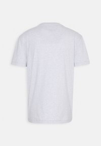 Vaaleanharmaa lyhythihainen crew neck -t-paita nähtynä takaa valkoisella taustalla.