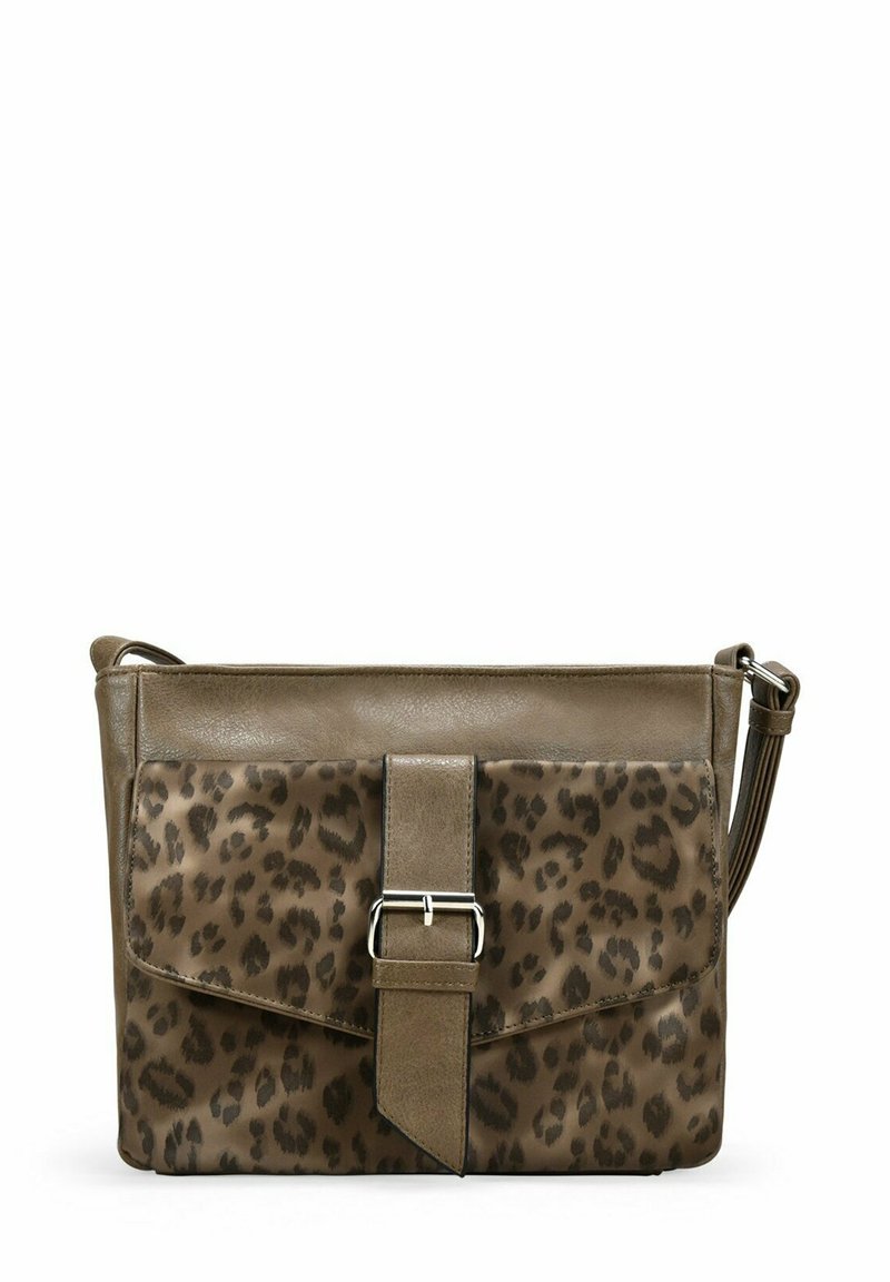 Bolso bandolera marrón con solapa frontal de estampado de leopardo, hebilla plateada y correa ajustable sobre un fondo blanco.