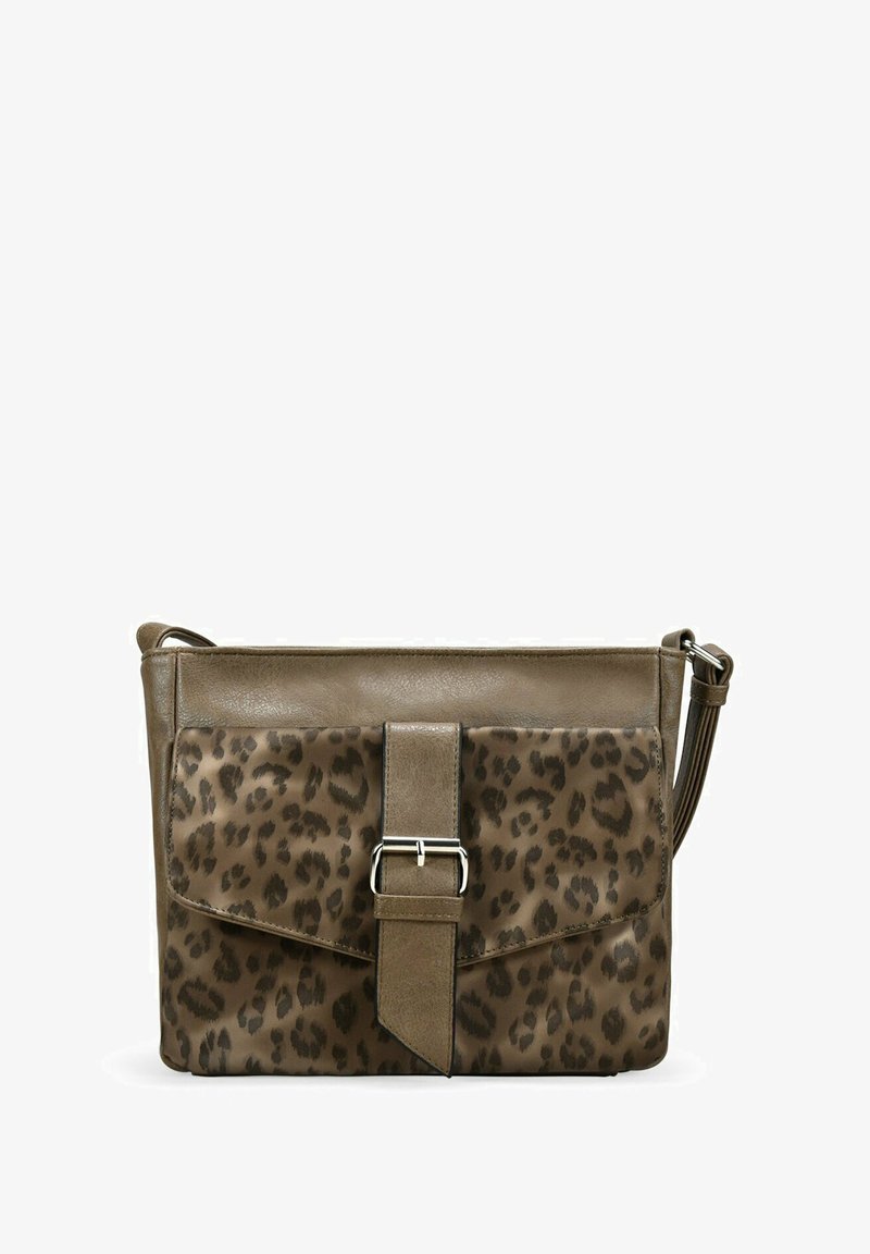 Bolso bandolera marrón con solapa frontal de estampado de leopardo, hebilla plateada y correa ajustable sobre un fondo blanco.