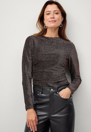 Maglietta a maniche lunghe realizzata in un tessuto scuro e luccicante con una texture liscia; presenta un collo a barca e un design aderente, abbinata a pantaloni in pelle nera.