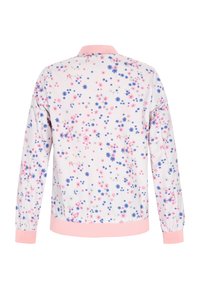 Bloemrijke bomberjack van lichtgewicht stof, met een roze kraag en manchetten, versierd met roze, blauwe en paarse bloemenpatronen op een witte achtergrond.