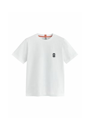 Biele tričko s krátkym rukávom, okrúhlym výstrihom a malým čiernym logom na ľavej strane hrude, s oranžovým detailom vo vnútri goliera.