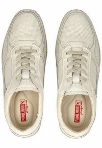 Hvide perforerede lædersneakers med runde tæer, kontrasterende syninger og snørelukning. Brandlogo i rødt synligt indeni.