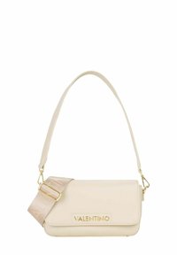 Bolso Valentino, cuero crema, forma rectangular, correa de tela desmontable con logo, detalles en hardware dorado, textura suave.