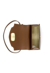 Borsa a tracolla in pelle marrone con forma piatta e chiusura a morsetto. L'interno presenta una fodera chiara con motivi discreti. Tracolla lunga.