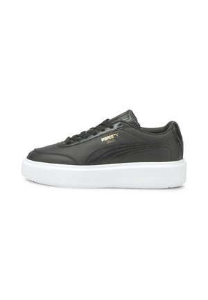 Schwarzer Puma Oslo Sneaker mit weißer Plateausohle, schwarzen Schnürsenkeln und goldenem Puma-Logo an der Seite, von der Außenseite gezeigt.