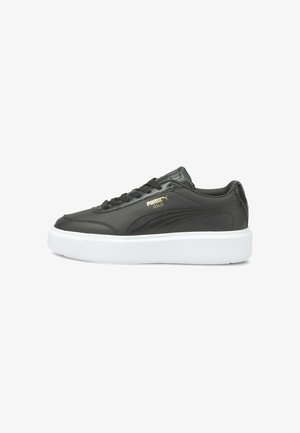 Baskets Puma Oslo noires avec semelle plateforme blanche, lacets noirs et logo Puma doré sur le côté, vues de l'extérieur.