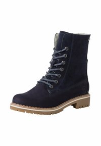 Botas de tobillo de ante azul marino con un acabado texturizado, cordones en blanco y azul marino en contraste, y una suela de goma con tacos para mayor tracción.