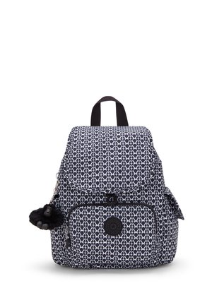 Zainetto con un motivo geometrico blu navy e bianco, dotato di una tasca frontale, dettagli neri e un charm a pom-pom texturizzato.