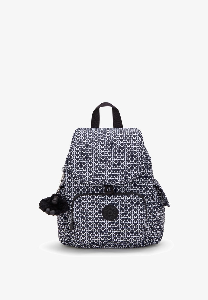 Mochila con un patrón geométrico en azul marino y blanco, que incluye un bolsillo frontal, acentos en negro y un charm de pompón texturizado.