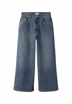Jean denim bleu à jambes larges avec poches avant, passants de ceinture, fermeture par boutons et finition délavée.