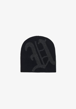 Schwarze gestrickte Mütze mit einem stilisierten Schriftzug in Dunkelgrau. Glatte Textur mit abgerundetem Oberteil und enganliegender Form.