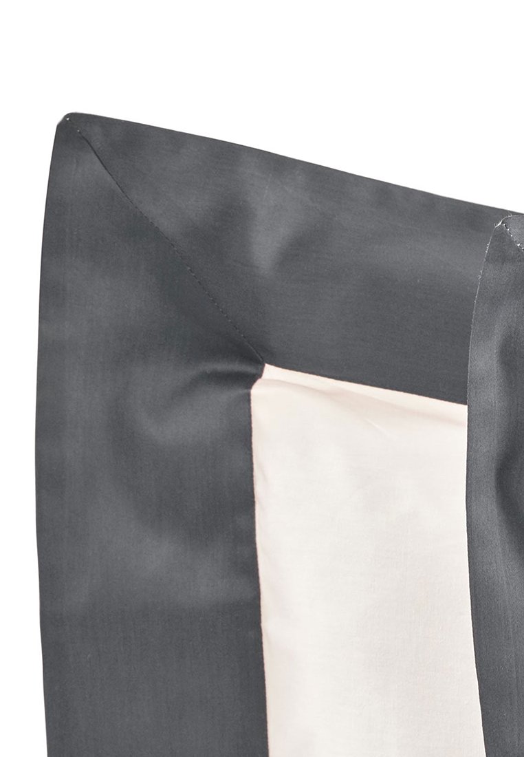 Angolo in tessuto grigio e crema con una texture liscia; presenta un design pulito e definito con blocchi di colore a contrasto.