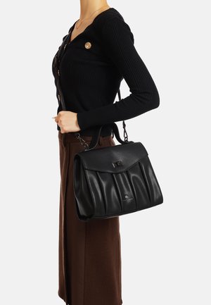 Borsa a mano in pelle nera con design strutturato, texture plissettata, pattina pieghevole, accessori in argento e tracolla rimovibile.