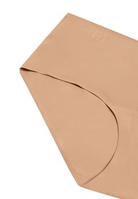 Nude sömlös shapewear-trosor, mjuk textur, kurvad form, med subtil logotypprägling, rena kanter och en slät yta.