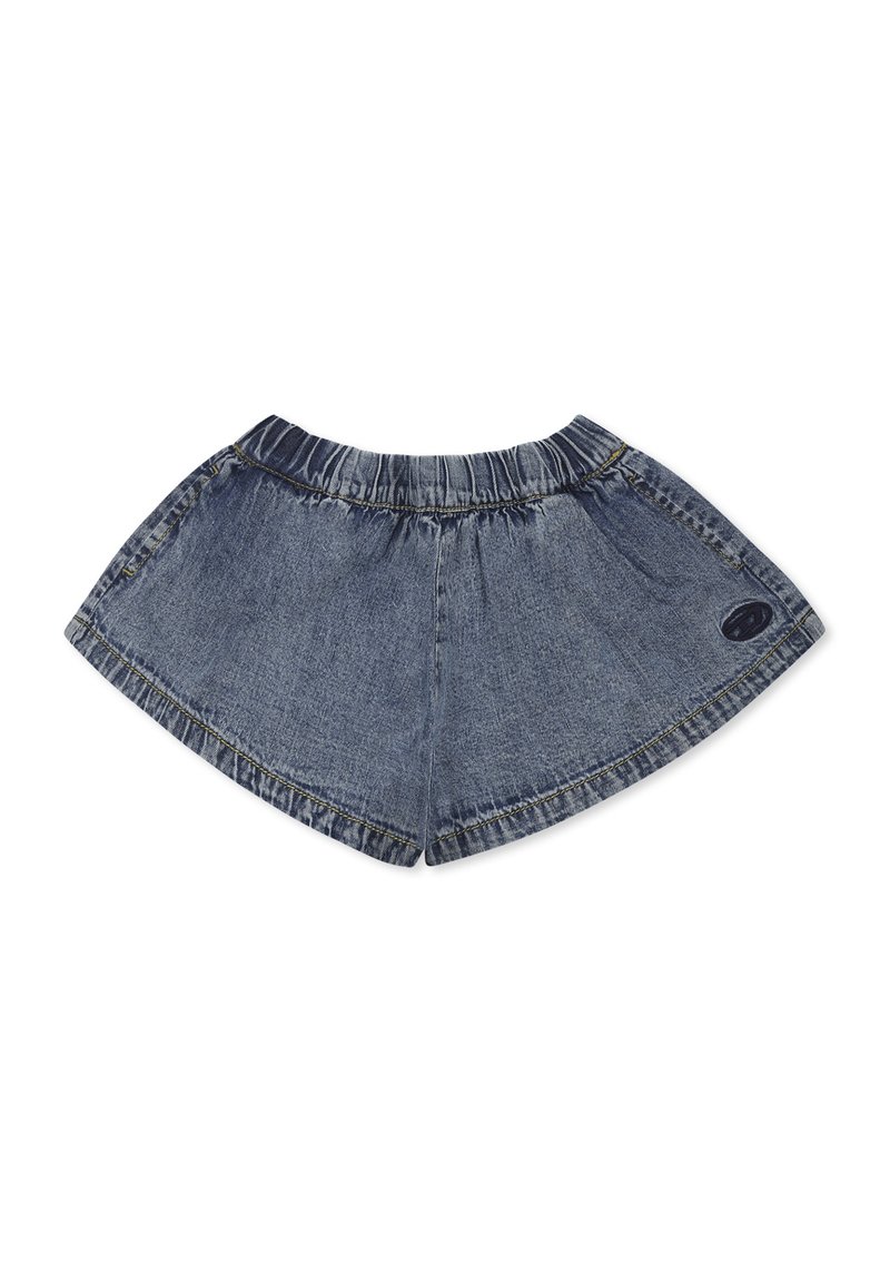 Shorts in denim con vita elastica, forma svasata, colore blu scuro e cuciture in contrasto. Presenta una piccola etichetta con il marchio sul lato.