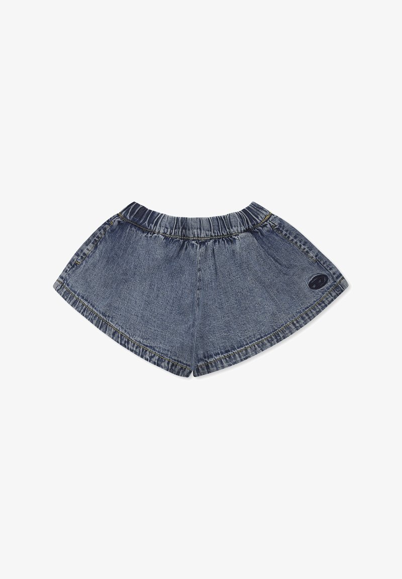 Shorts in denim con vita elastica, forma svasata, colore blu scuro e cuciture in contrasto. Presenta una piccola etichetta con il marchio sul lato.