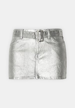 Sølvmetallic denimnederdel med bælte i taljen, der har fire lommer, lynlås foran og en let slidt tekstur.