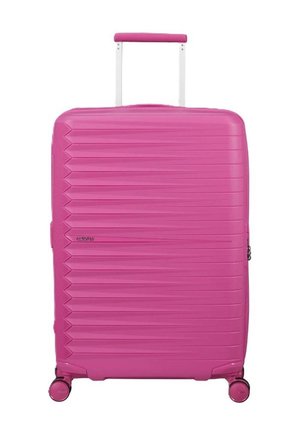 Hartschalen-Koffer in Pink mit horizontalen Rillen, vier drehbaren Rollen und ausgezogenem Teleskopgriff.