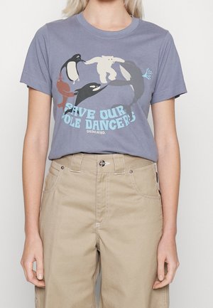Szara bawełniana koszulka z kolorową grafiką przedstawiającą zwierzęta oraz napis „SAVE OUR POLE DANCERS”. Miękka w dotyku, o klasycznym kroju.