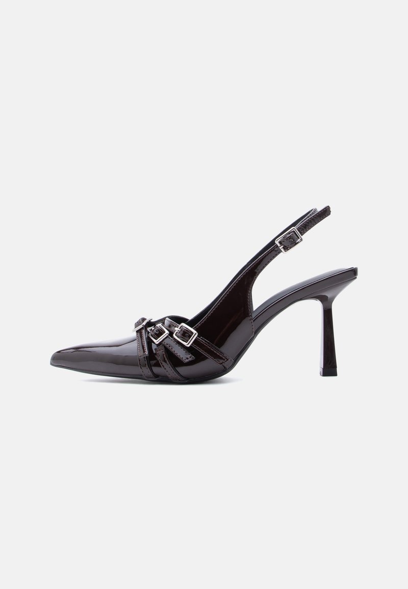 Chaussure à talon haut slingback en cuir verni noir, bout pointu, avec trois brides décoratives bouclées sur le dessus.