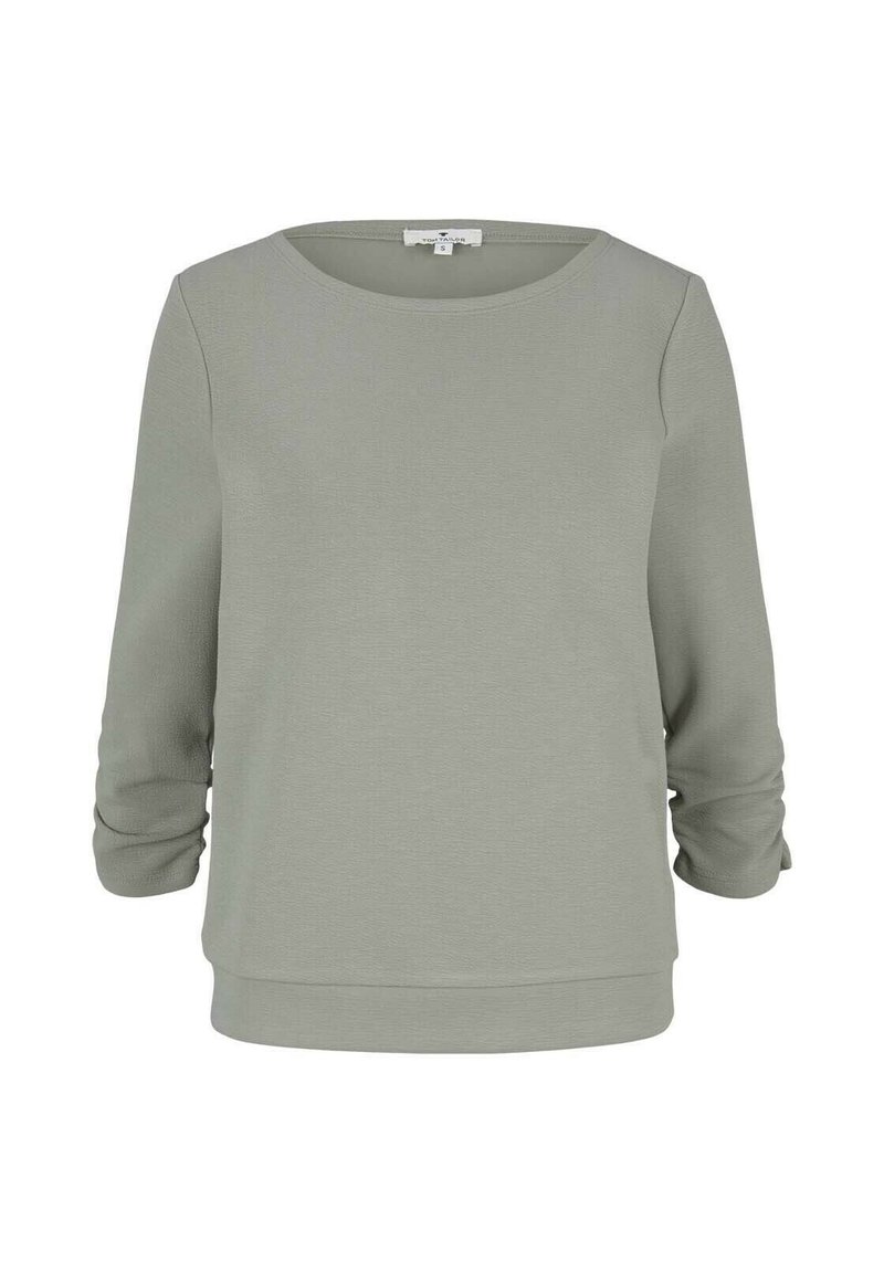 Suéter verde claro, de cuello redondo, con mangas tres cuartos, textura suave, costuras mínimas, ajuste informal, versátil para combinar.