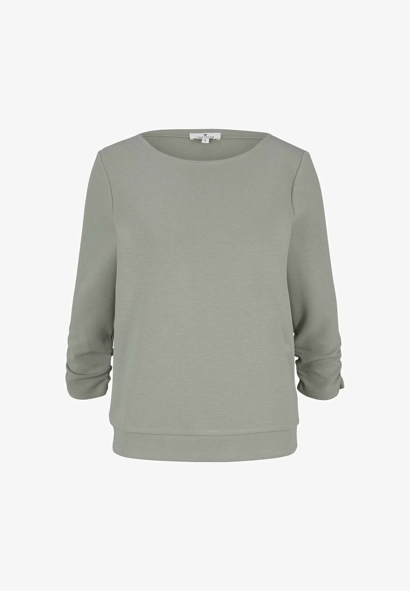 Suéter verde claro, de cuello redondo, con mangas tres cuartos, textura suave, costuras mínimas, ajuste informal, versátil para combinar.