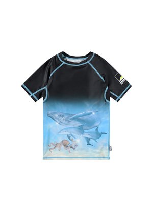 Ρασγκάρ με κοντά μανίκια, με μαύρο επάνω τμήμα που συνδυάζεται με μια μπλε σκηνή του ωκεανού που απεικονίζει μια φάλαινα, δελφίνια και μια χταπόδι. Μπλε λεπτομέρειες.