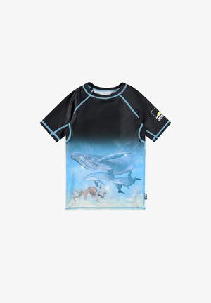 Rövid ujjú rashguard, amelynek fekete felső része egy kék óceáni jelenetbe olvad, ahol bálna, delfinek és egy polip látható. Kék részletek.