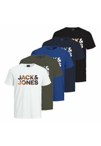 Šest majica u bijeloj, maslinastoj, plavoj, tamnoplavoj i crnoj boji, s istaknutim natpisom "JACK & JONES" u raznim bojama na prednjoj strani.