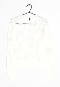 Vit, öppen stickad cardigan med v-ringning, knappfront och ribbade ärmslut. Designad med ett texturerat mönster och hängande etikett synlig.