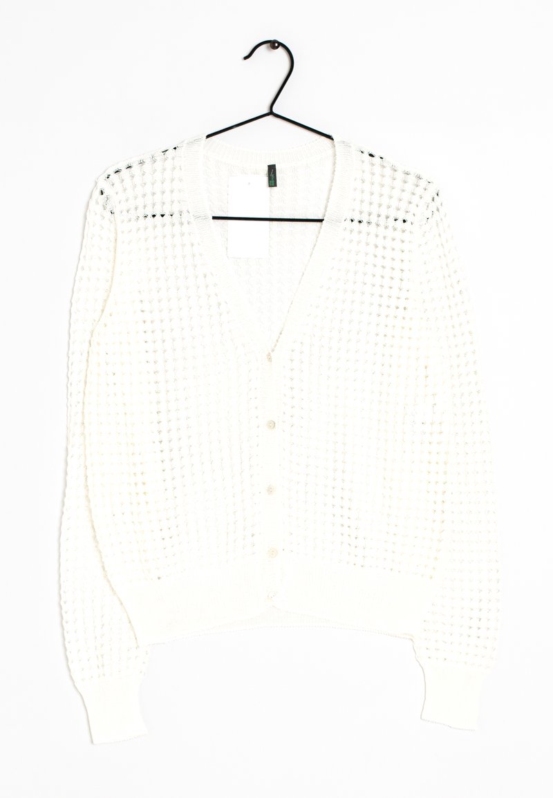 Vit, öppen stickad cardigan med v-ringning, knappfront och ribbade ärmslut. Designad med ett texturerat mönster och hängande etikett synlig.