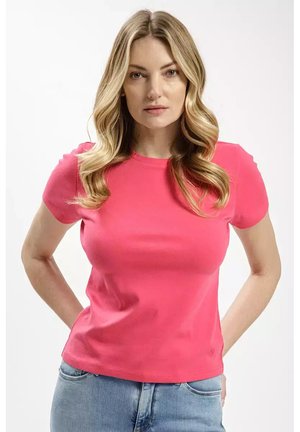 Dopasowana, krótko rękawowa koszulka w intensywnym różowym kolorze, wykonana z miękkiej mieszanki bawełny. Model z okrągłym dekoltem o gładkiej fakturze i prostym zakończeniu.