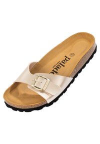 Sandal con fascia larga di un leggero colore oro, fibbia regolabile oro e soletta in sughero su una suola in gomma nera testurizzata.