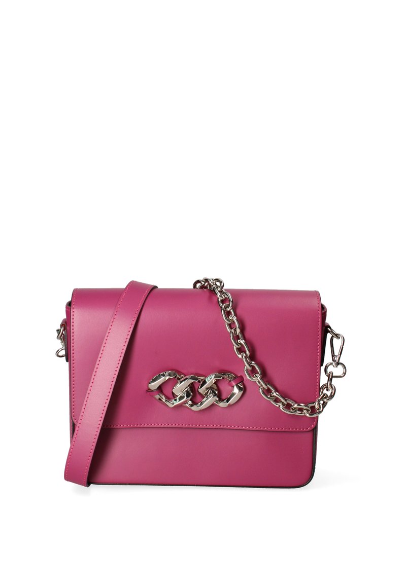 Borsa crossbody in pelle rosa con dettagli in catena argentata e una decorazione a catena sul fronte. Texture liscia e forma rettangolare.