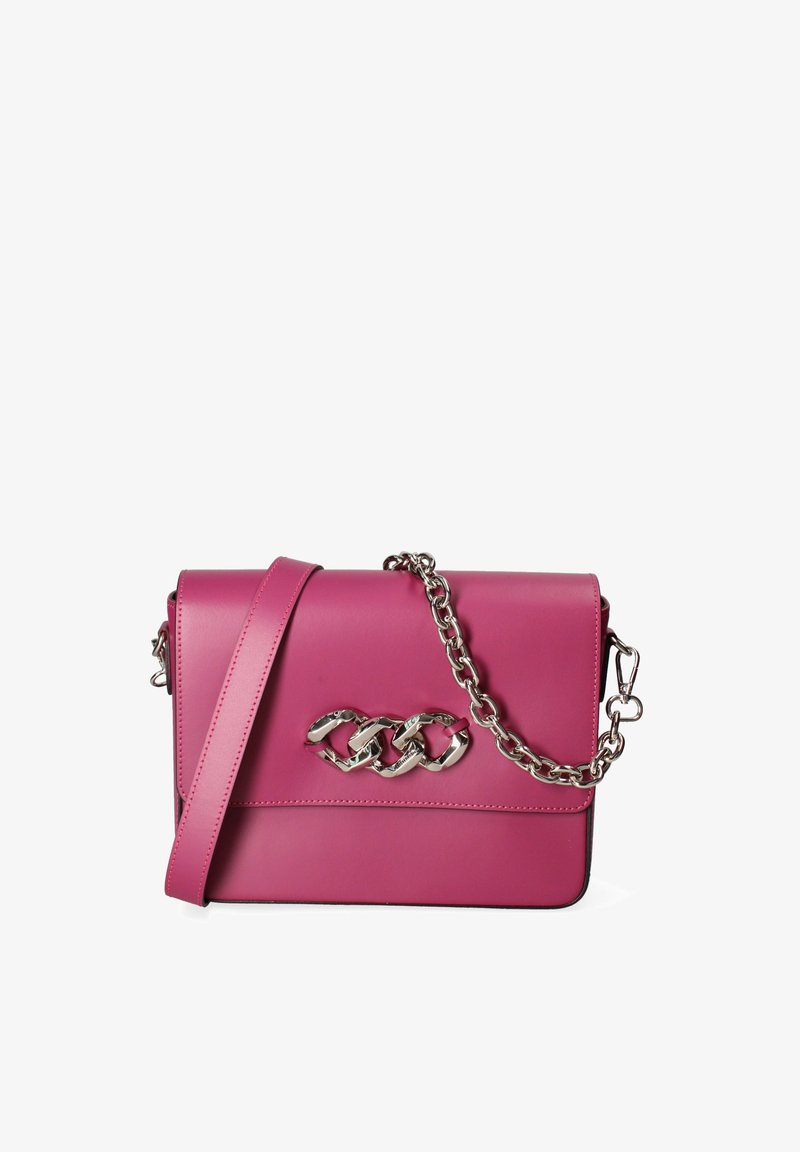 Borsa crossbody in pelle rosa con dettagli in catena argentata e una decorazione a catena sul fronte. Texture liscia e forma rettangolare.