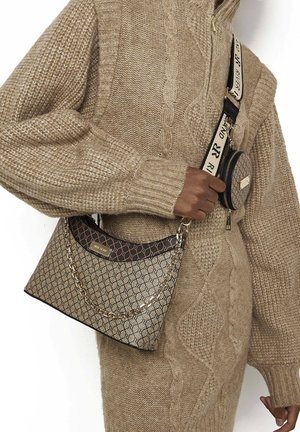 Brun mönstrad handväska med kedjedetaljer, som har en slät yta och en rund myntbörs fäst med en rem, tillsammans med ett stickat plagg.