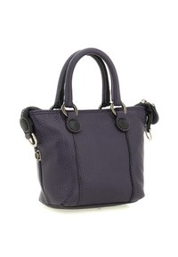 Piccola borsa a tracolla in pelle viola scuro con texture, dotata di doppie maniglie, anelli in metallo argentato e chiusura con zip, mostrata su uno sfondo bianco.