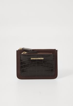 Portafoglio in pelle marrone con una parte anteriore in effetto coccodrillo nero testurizzato, dettaglio logo in oro e una tasca con zip nella parte superiore.