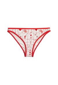 Červené a biele bikiny nohavičky s hravými potlačami, zobrazujúce karty a rôzne vzory, lemované červeným okrajom.