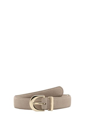 Cintura in suede color taupe arrotolata con fibbia rotonda dorata lucida e passante dorato abbinato su sfondo bianco.
